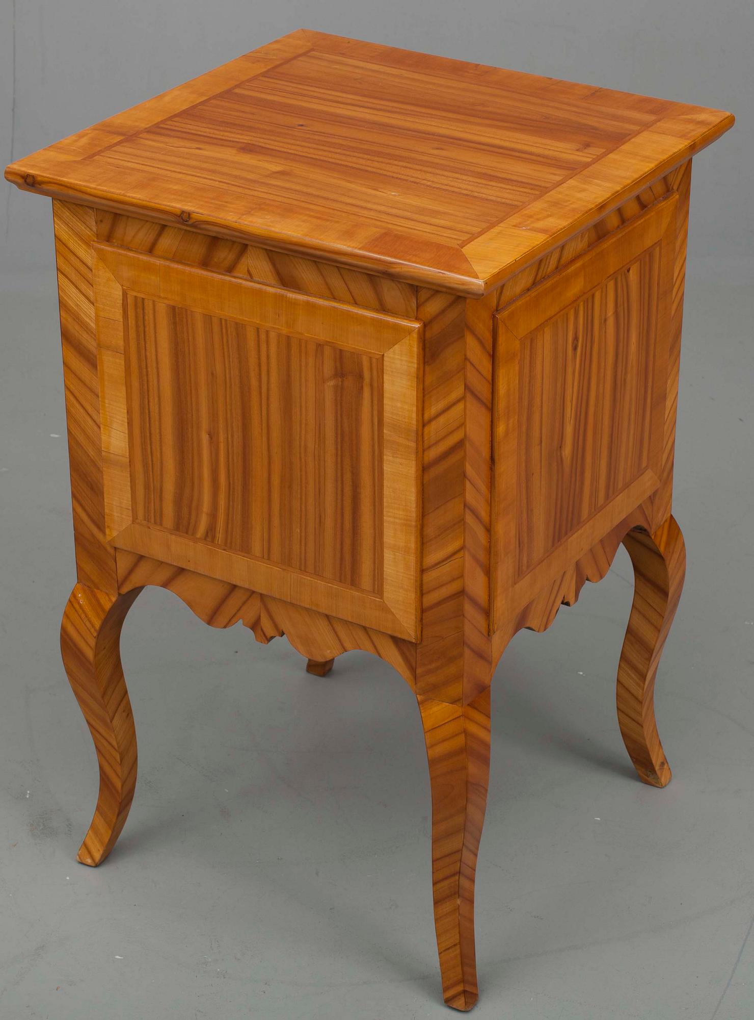 POTTSKÅP, rokoko, alm, 1700-tal.