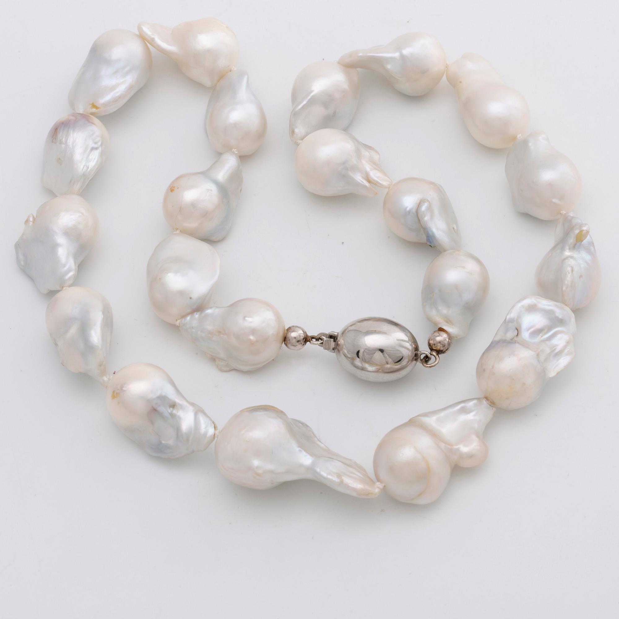 PEARL NECKLACE Baroque South Sea pearls (largest pearl approx 3 x 2 cm, clasp silver.