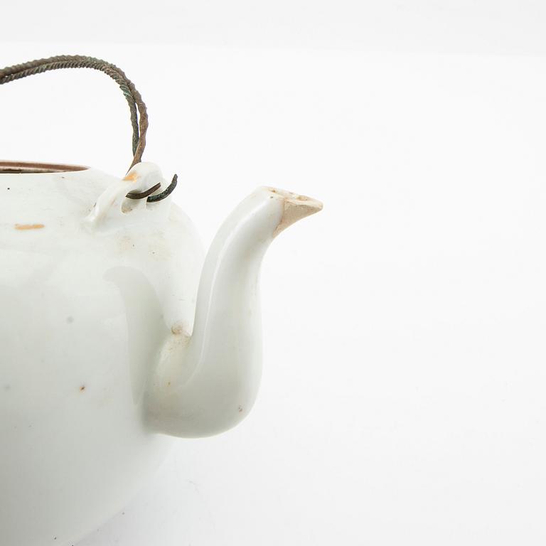 A set of three Chinese tea pots, 20th century.
