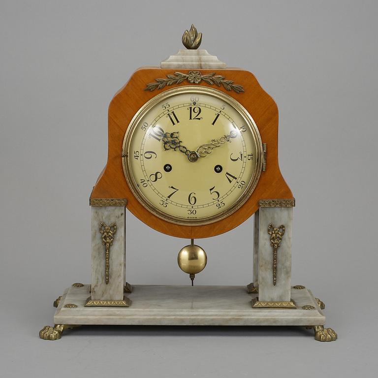 BORDSPENDYL, gustaviansk stil,  Svenskt Runa Fabrikat, 1900-tal.
