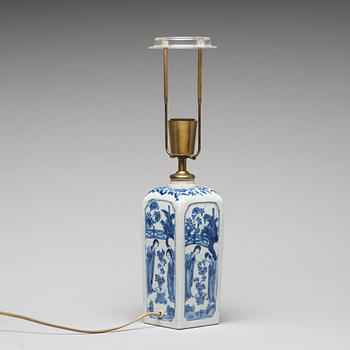 A blue and white vase, Qing dynasty, Kangxi (1662-1722).