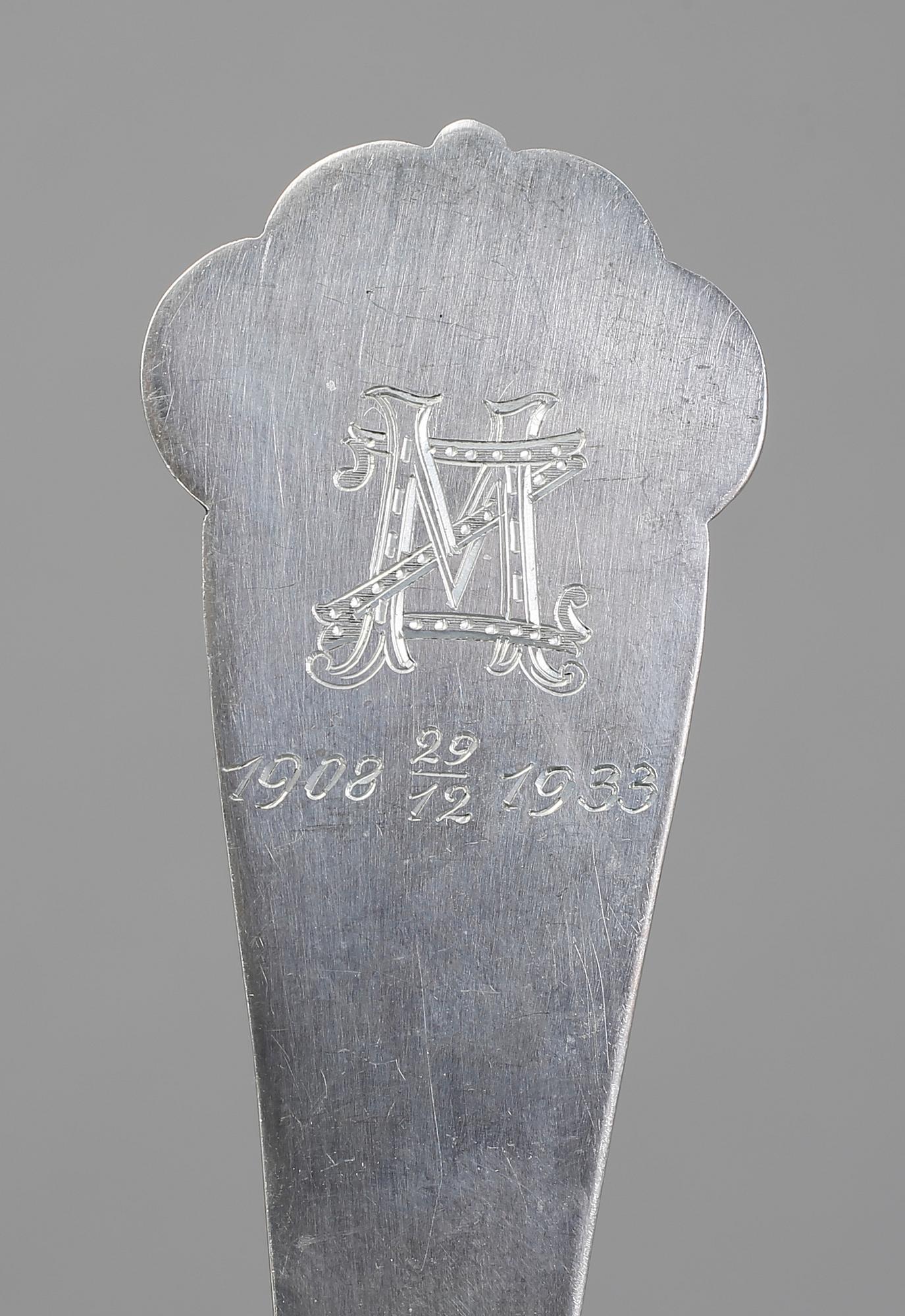 PARTI SILVER. 35 delar. Bl a CG Hallberg, Stockholm 1940. Tot vikt ca 1125 g.