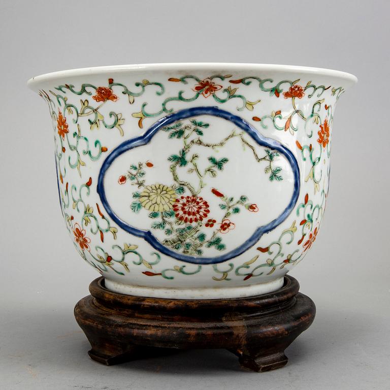 Ytterfoder porslin samt skulptur/pappersvikt, brons. Kina, omkring 1900.