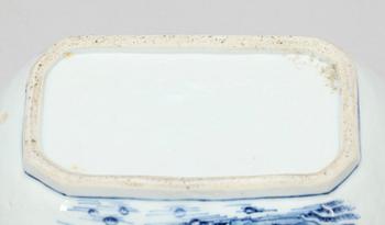 SMÖRTERRIN, porslin, Kina, Qianlong (1736-1795).