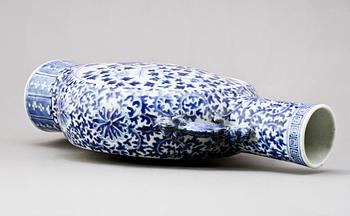 PILGRIMSKRUS, porslin, Kina, 1800-tal.