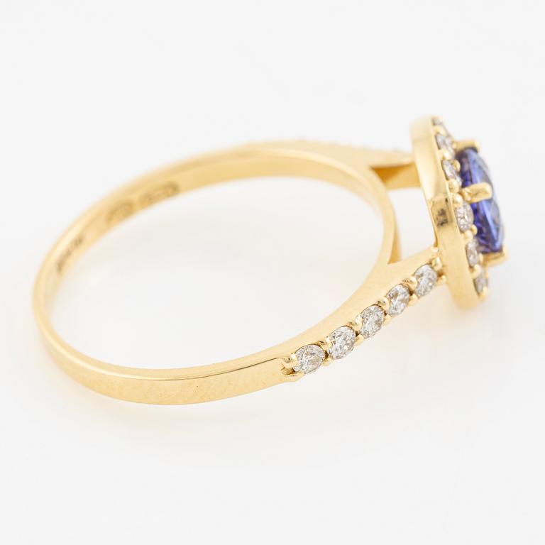 Ring in 18K gold with tanzanite and brilliant-cut diamonds.