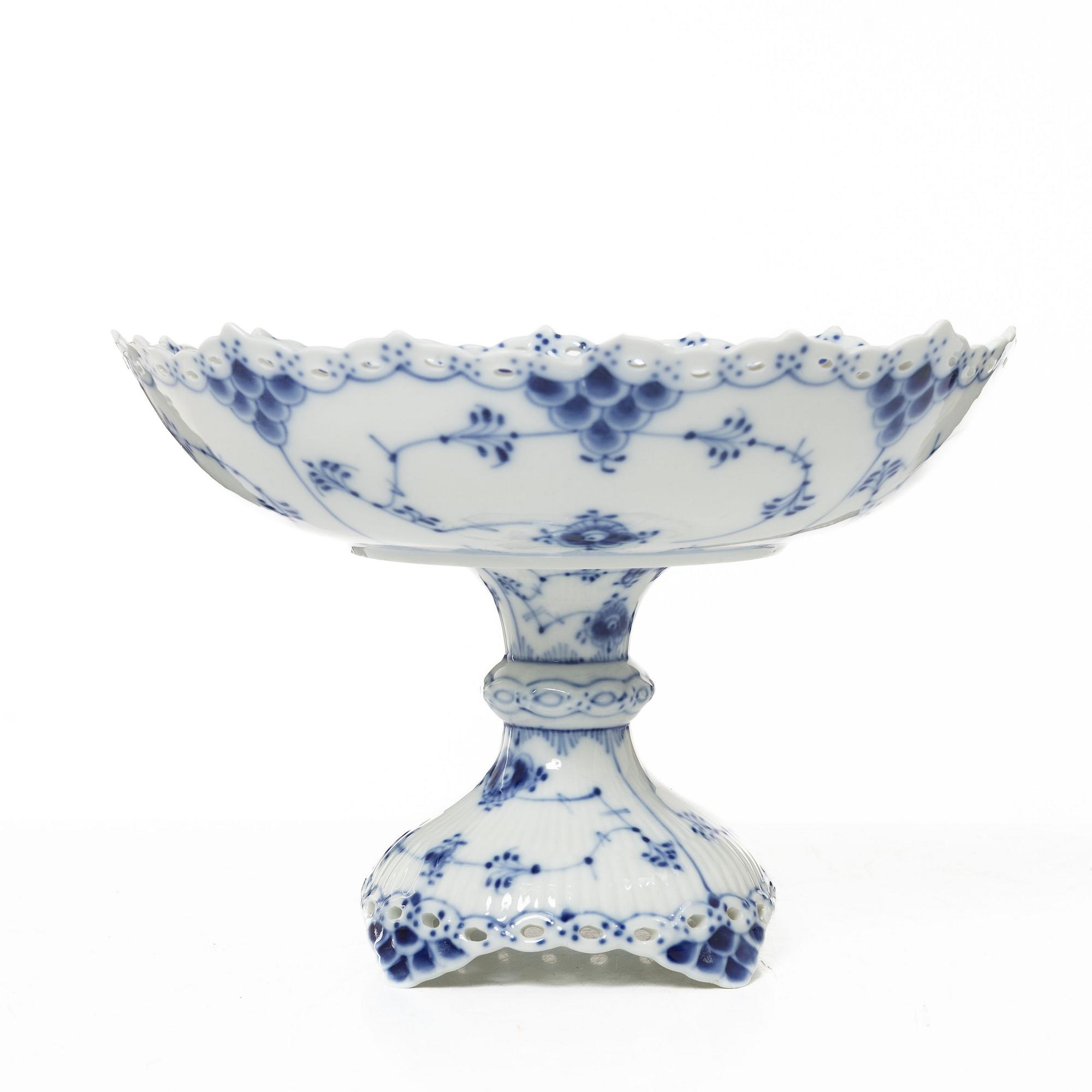Royal Copenhagen, a set of five porcelain pieces, 'Musselmalet' / 'Blue Fluted' and 'Blå blomst', Denmark.