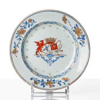 Tallrikar, tre stycken, porslin. Qingdynastin, Yongzheng (1723-35).
