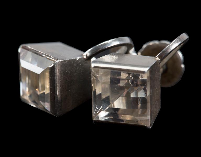 ÖRHÄNGEN, ett par, sterlingsilver med bergkristall, Wiwen Nilsson, Lund 1947.