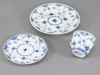 SERVISPORSLIN, 16 st, porslin, "Musselmalet", Royal Copenhagen, 1900-talets andra hälft.