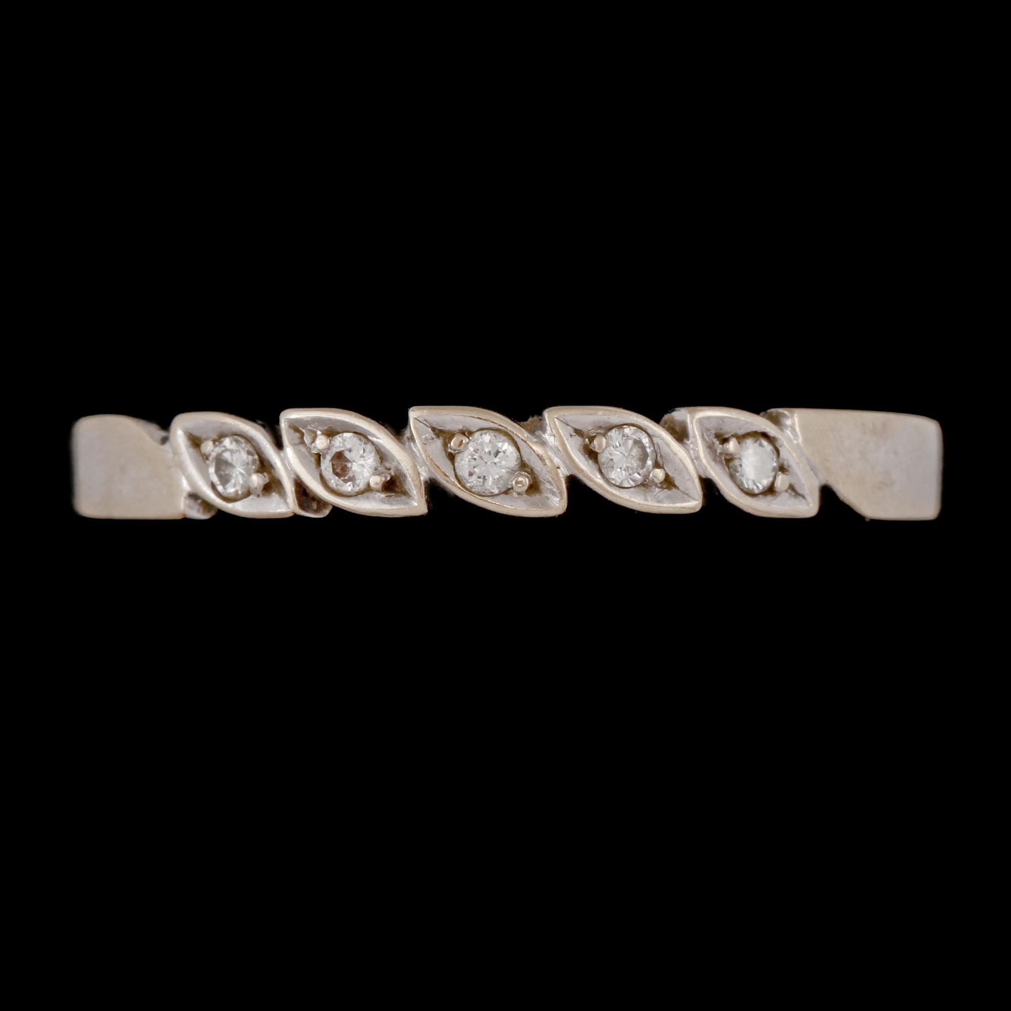 RINGAR, 2 st, 18k vitguld med briljant och åttkantslipade diamanter, bl a Stigbert för Engelbert 1976. Total vikt 7 g.