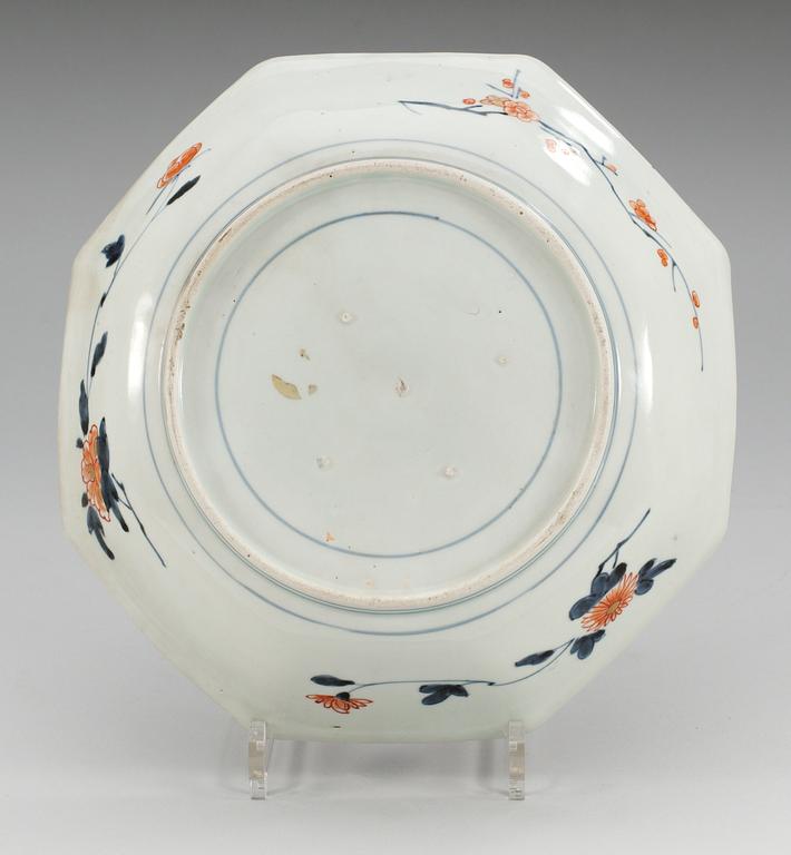 A Japanese imari dish, 18th Century.