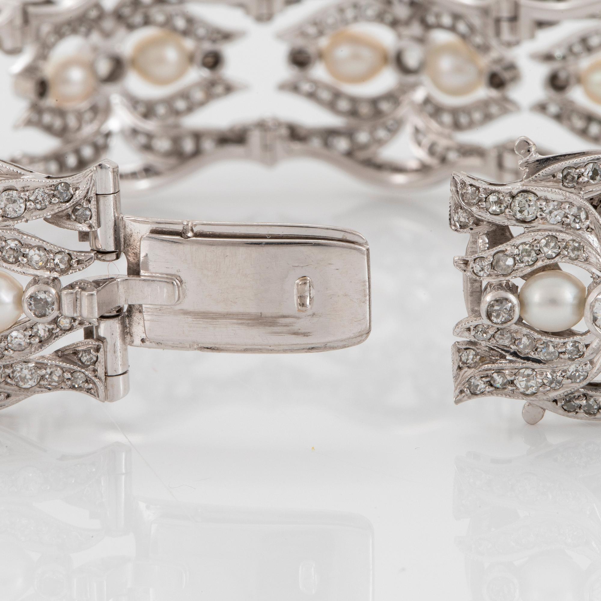 Armband och ett par örhängen i platina med pärlor samt gammal-, åttkant- och rosenslipade diamanter.