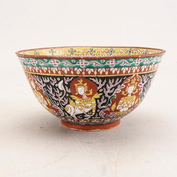 A Chinese Bencharong porcelain bowl around 1800.