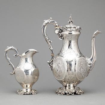 KAFFEKANNA och GRÄDDKANNA, silver, nyrokoko, bla G. Möllenborg, Stockholm 1864, vikt ca 1229 g.