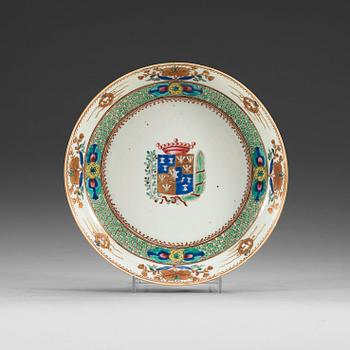 1551. A famille rose armorial dish, Qing dynasty, Yongzheng (1723-35).