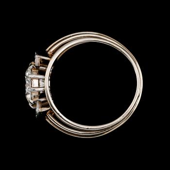 RING, 14 k vitguld, briljantslipad diamant ca 2.20 ct, 8 mindre briljantslipade diamanter.