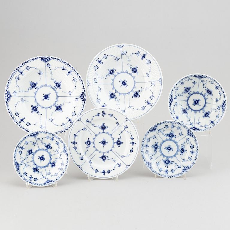 Matservis, 62 delar, porslin, "Musselmalet", Royal Copenhagen.