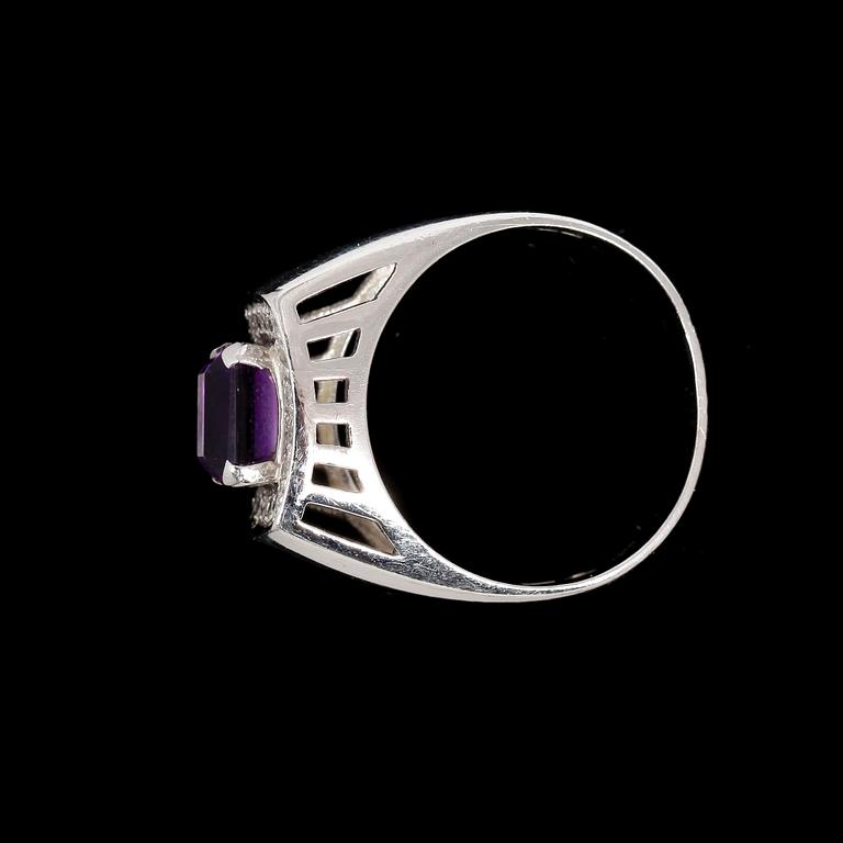 RING, 18k vitguld med briljantslipade diamanter tot ca0,23ct enl grav och ametist. 1985. Vikt 6,7g.