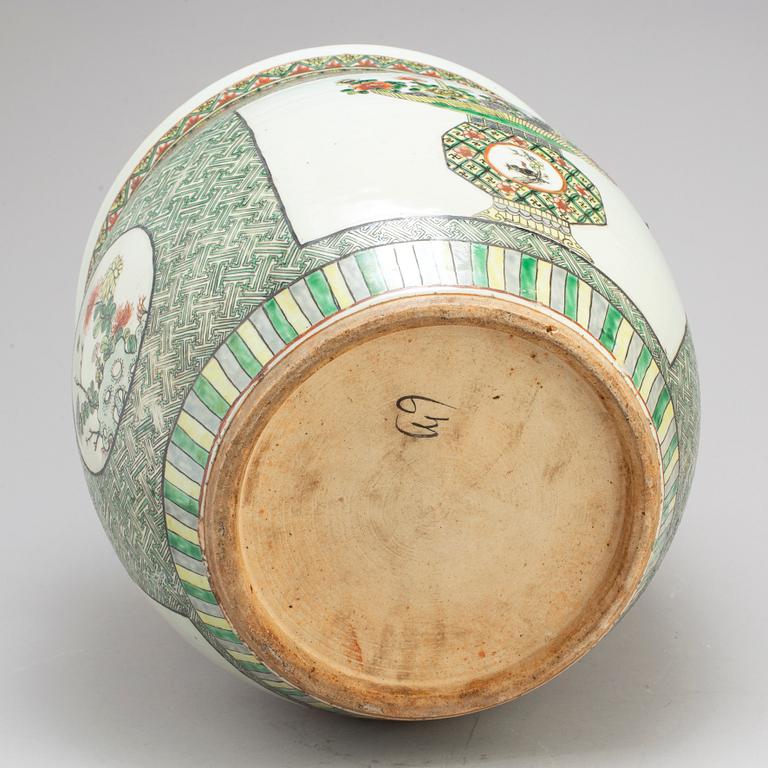 A large famille verte basin, Qing dynasty, circa 1900s.