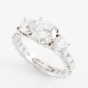 Ring, trestensring, 18K vitguld med briljantslipade diamanter.
