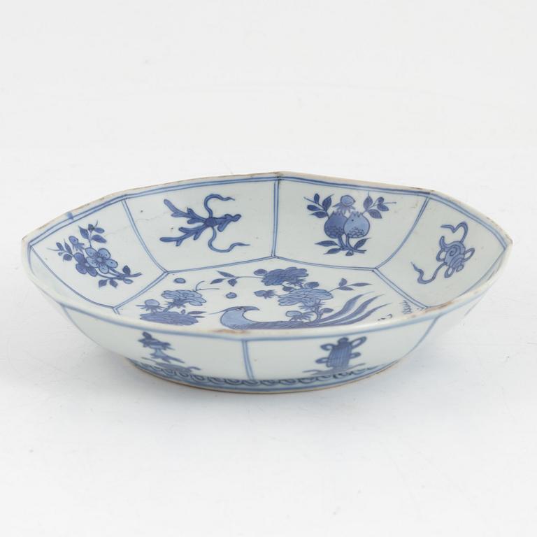 A blue and white dish, Tianqi/Chongzhen, 17th century.