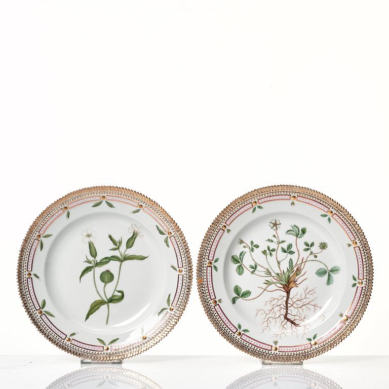 A set of 12 Royal Copenhagen 'Flora Danica' dinner plates, Denmark, 20th Century.
