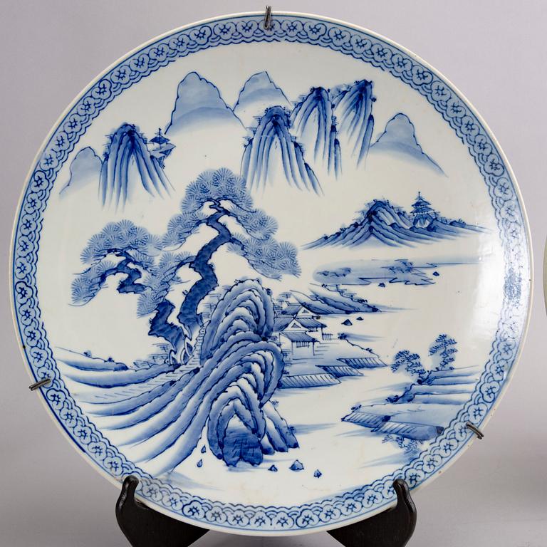 Praktfat, tre stycken, porslin, Japan, tidigt 1900-tal.