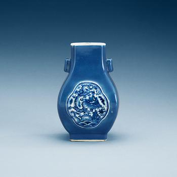 1608. A blue and white vase, Qing dynasty, with Daoguangs seal mark.