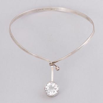 COLLIER, fasettslipad bergskristall, silver. Gussi, design Gert Thysell. Malmö, 1969.