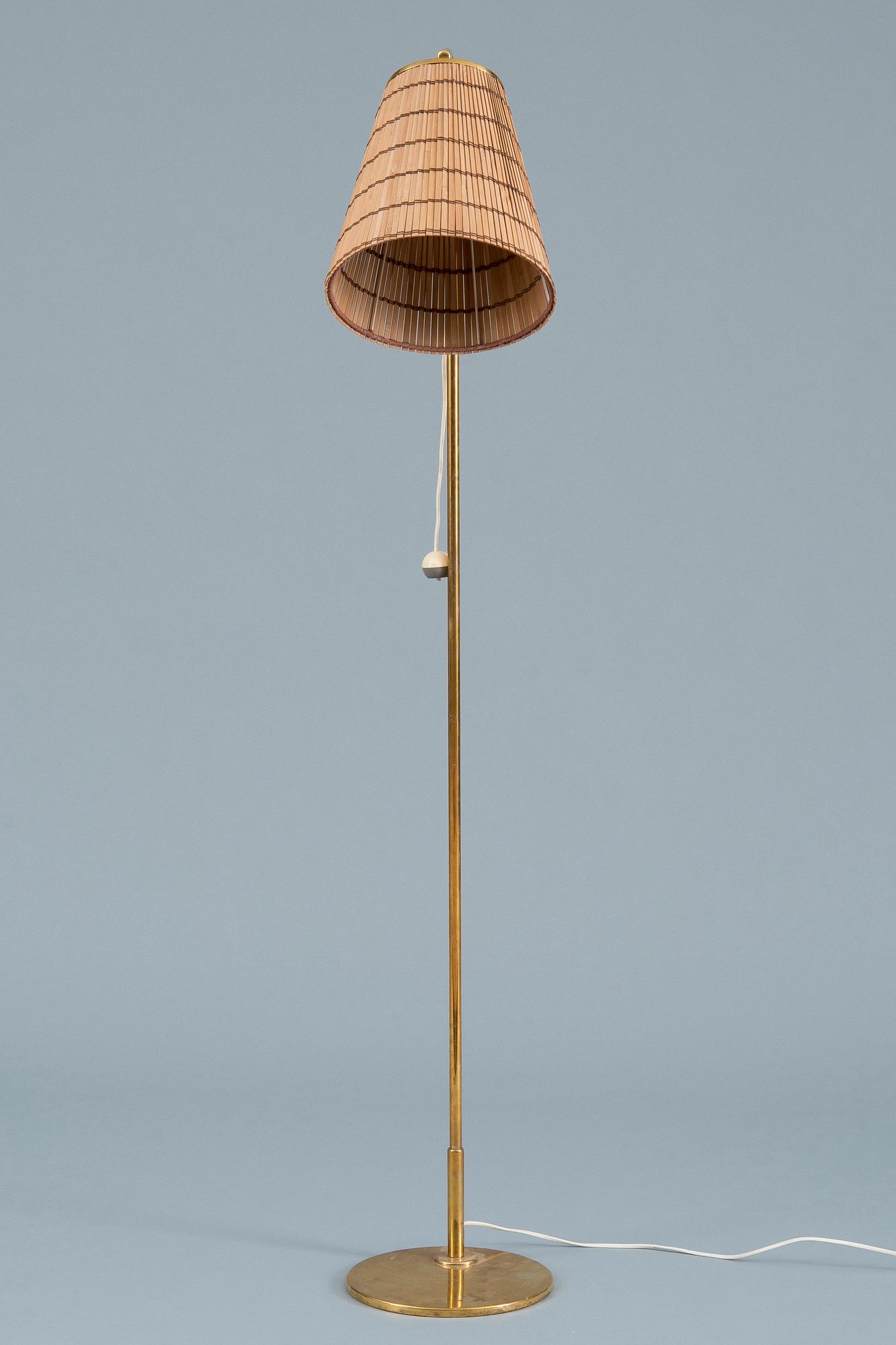 PAAVO TYNELL, GOLVLAMPA.