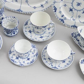 Matservis, 84 delar, porslin, "Musselmalet", Royal Copenhagen, Danmark.