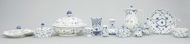 SERVISDELAR, 49 delar, porslin, "Musselmalet", Royal Copenhagen samt Bing & Gröndahl.
