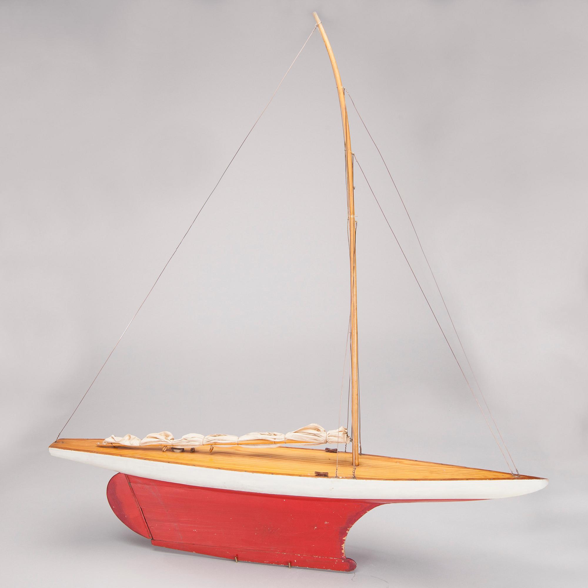 MODELLBÅTAR I TRÄ, 2 st, 1900-talets förstahälft.