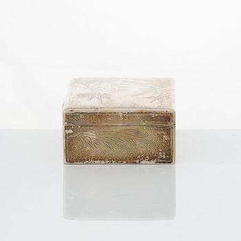 Askar med lock, två stycken, tändstickshållare och coaster, silver. Kina, olika mästarstämplar, 1900-tal.