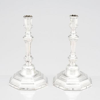 Ljusstakar, ett par, silver, Antoine Bailly. Charge och déchargestämplad Paris 1750-1756.
