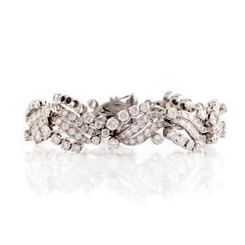 An 18K white gold bracelet set with round brilliant-cut diamonds.