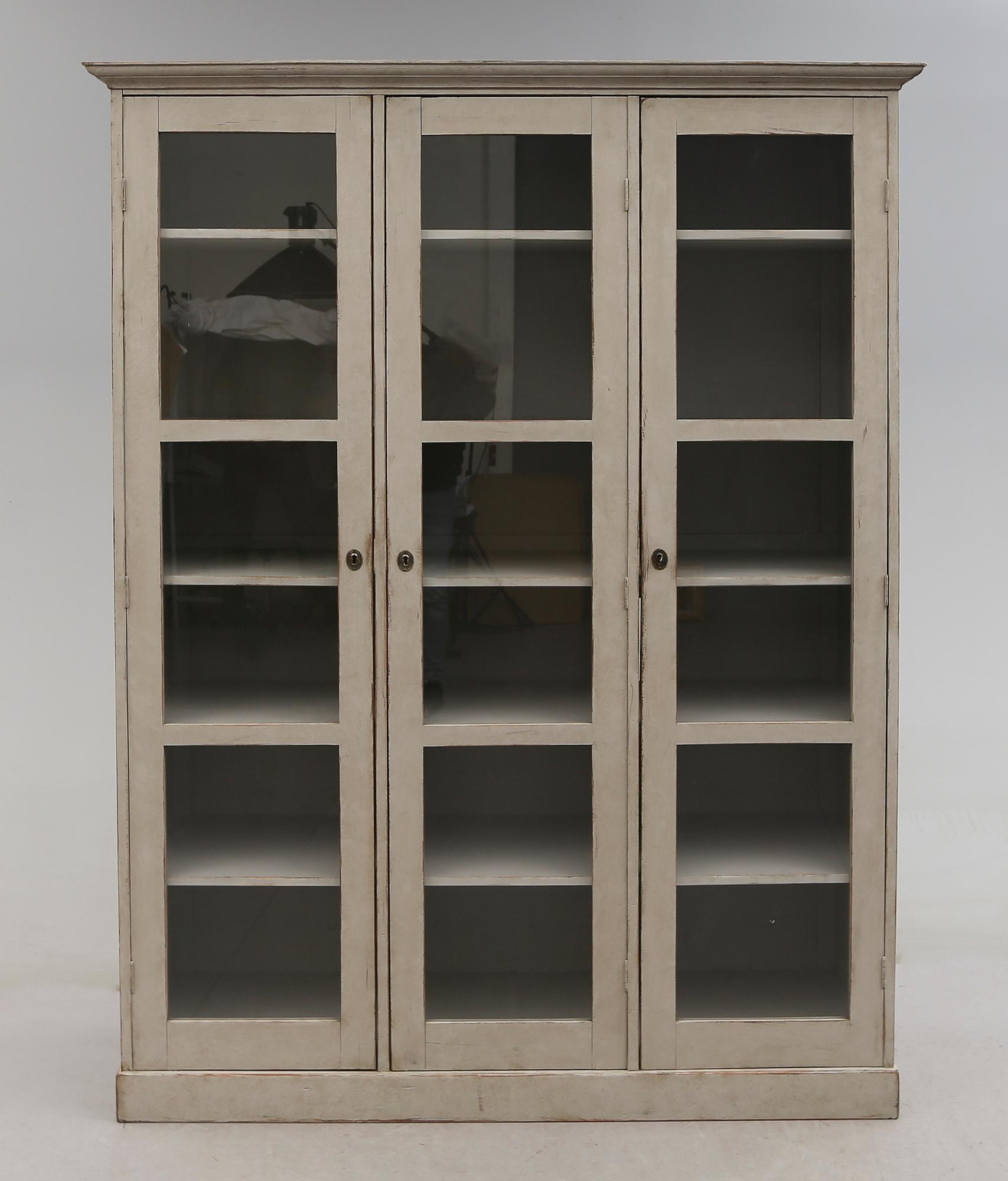 VITRINSKÅP, omkring år 1900.