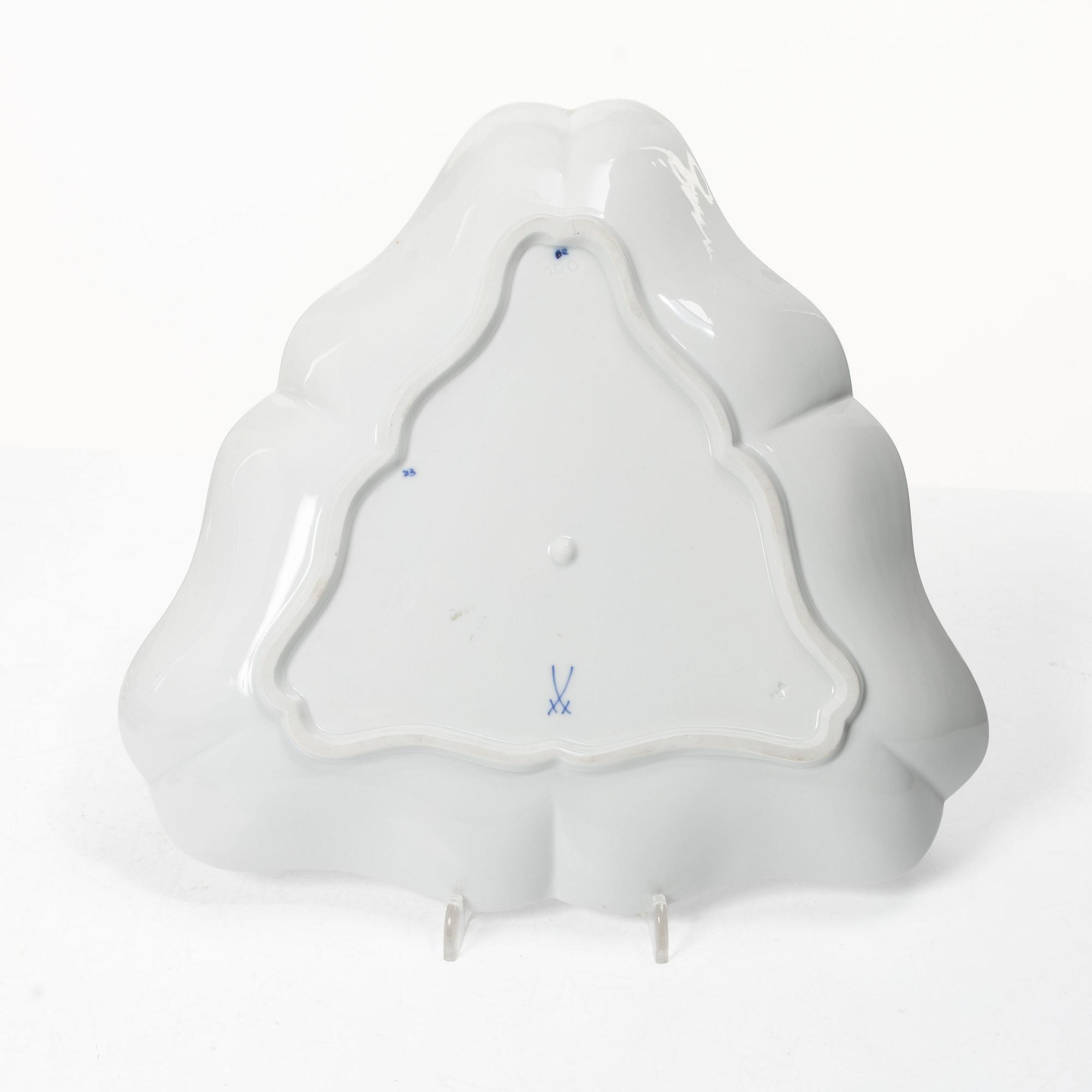 Meissen, Dinner service components, 9 pcs, “Onion Pattern”, Germany, 20th century.