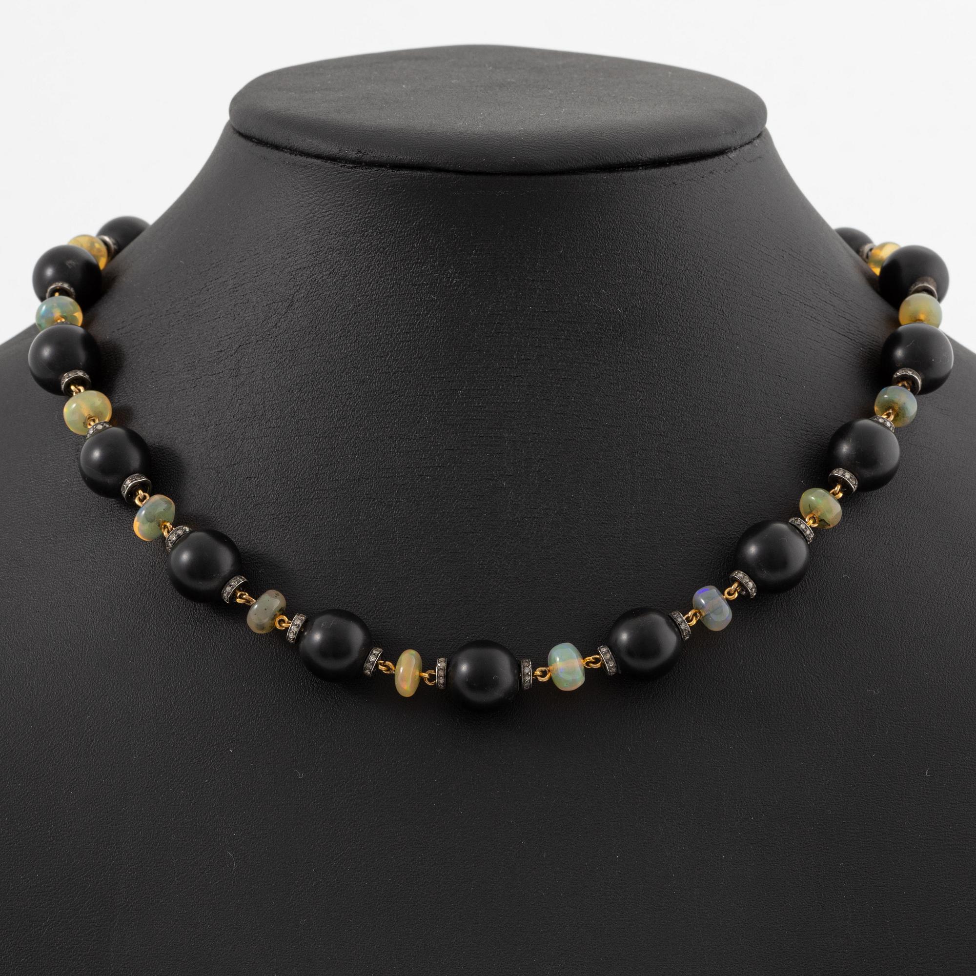 Collier, 18K guld med onyx, opal och diamanter.