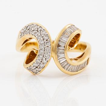 Ring, 18K gold with baguette-cut and brilliant-cut diamonds.