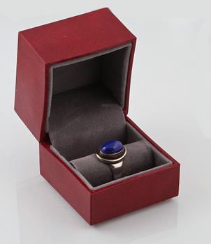 RING, sterlingsilver med cabochonslipad lapis lazuli, Georg Jensen. Vikt 7,1 gram.