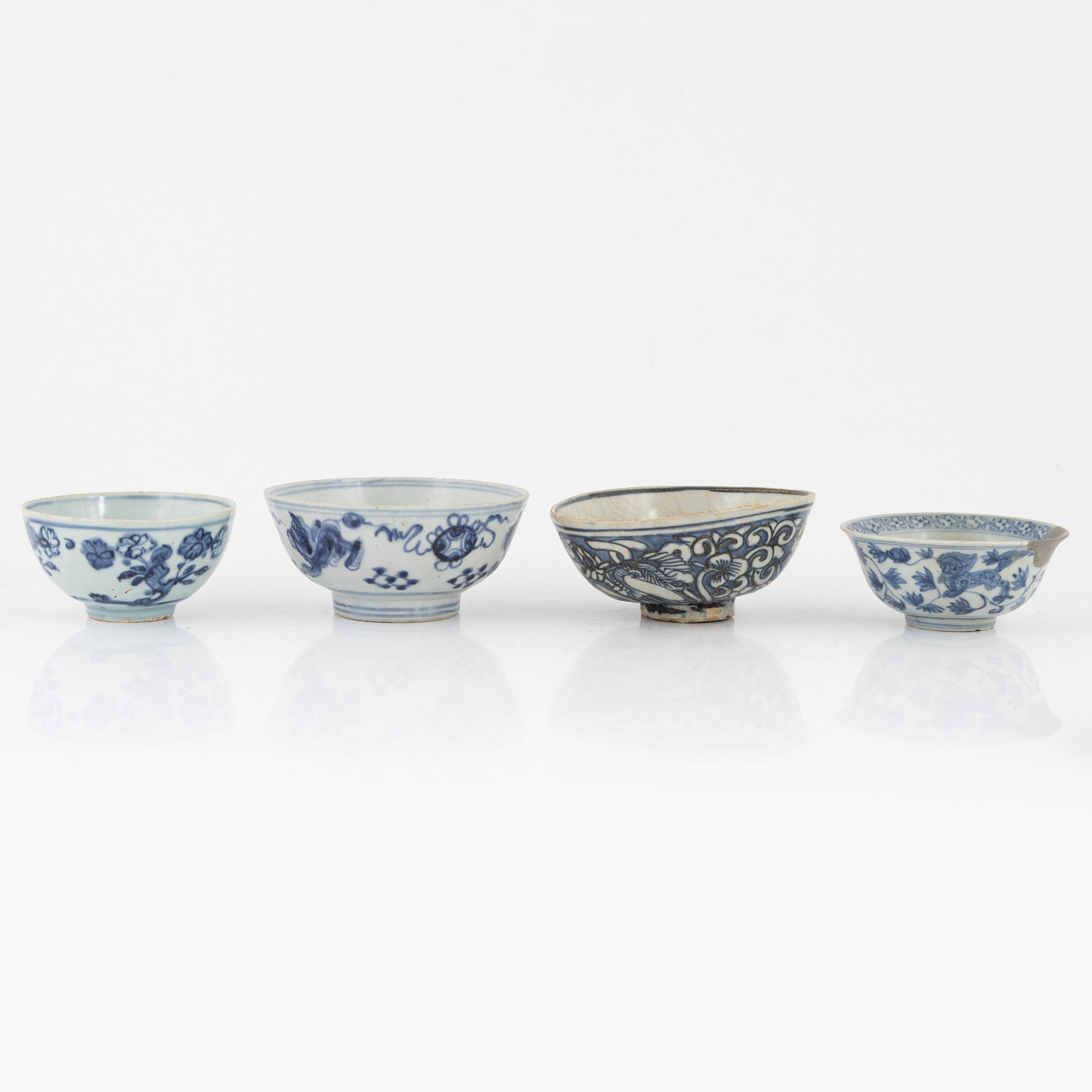 Five blue and white porcelain bowls, Ming dynasty (1368-1644).