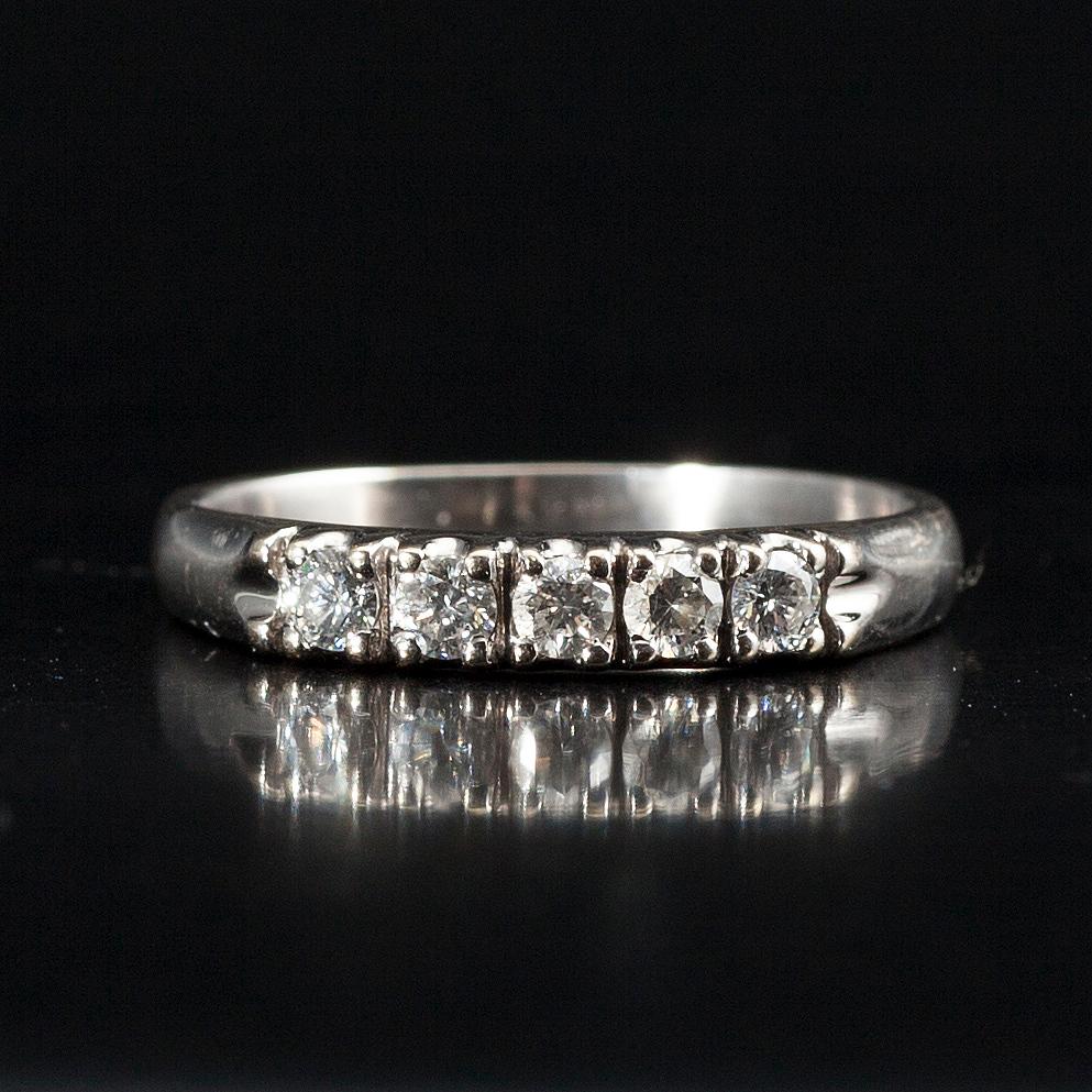 RING, 18K vitguld, 5 briljantslipade diamanter tot. 0,30 ct. Vikt 3,2 g.