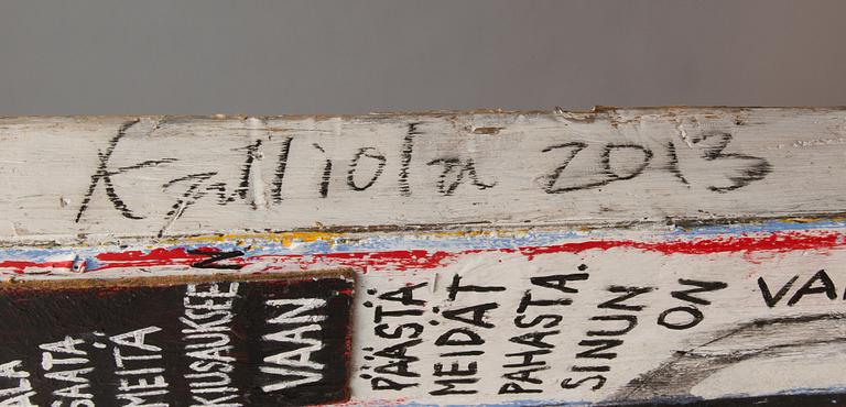 Jori Kalliola, blandteknik och assemblage på träd, signerad och daterad 2013.