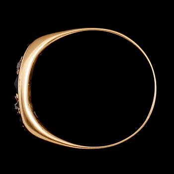 RING, 18 k guld, med 3 safirer och små diamanter, England, 1900-talets första hälft. Vikt ca 2 gram.