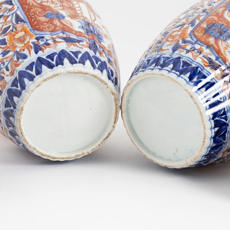 A fine pair of Japanese vases with cover, Meiji period (1868-1912).