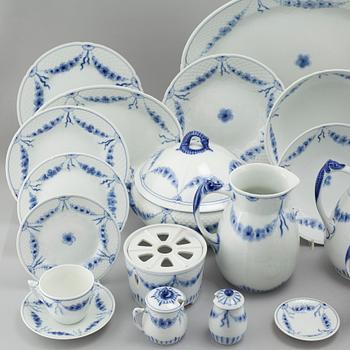 109 pieces of tableware"Empire" by Bing & Gröndahl, Danmark.