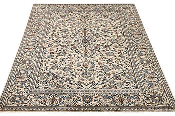 A Kashan carpet, c. 290 x 197 cm.