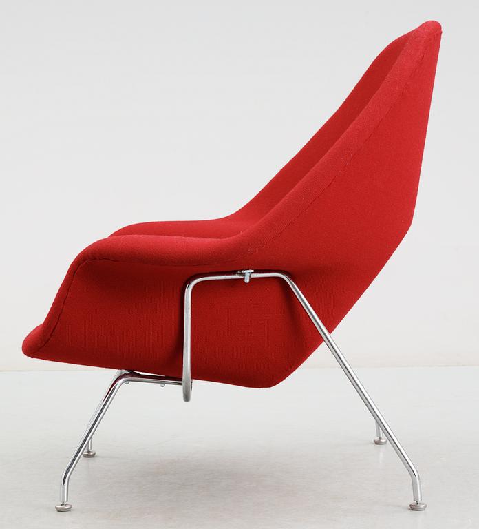 An Eero Saarinen 'Womb chair' by Knoll International,